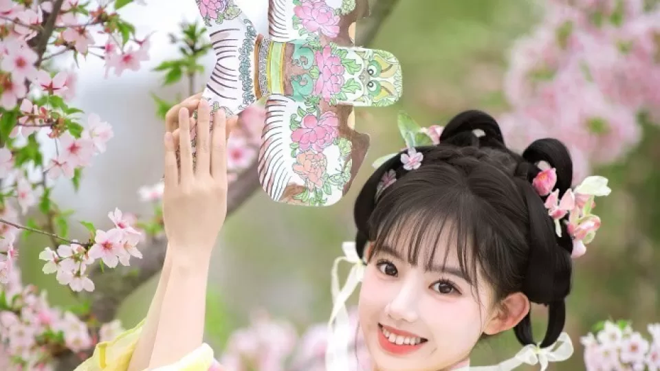 五一吃瓜最全最快的与17每日挑战：校园AI视频《改好的纸鸢还没飞进成片》播放预览封面